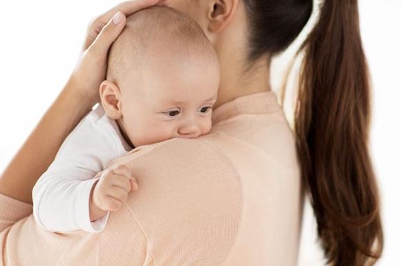 อุ้มลูกไว้ในอ้อมกอด